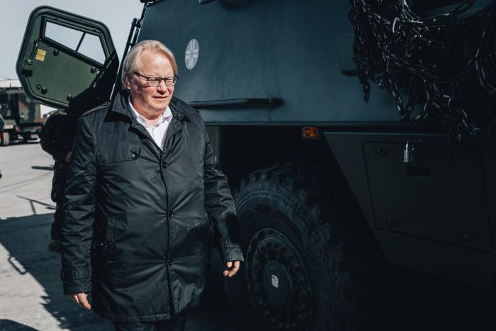 Zviedrijas Aizsardzības ministrs Peters Hulkvists Ādažu bāzē iepazīstas ar NBS bruņojumā esošo bruņutransportieri "Patria" 6x6