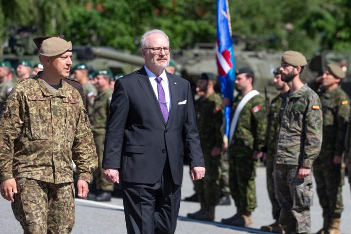 Valsts prezidents Egils Levits un Sauszemes spēku Mehanizētās kājnieku brigādes komandieris pulkvedis Sandris Gaugers pieņem parādi par godu NATO paplašinātās kaujas grupas piektajai gada dienai Latvijā