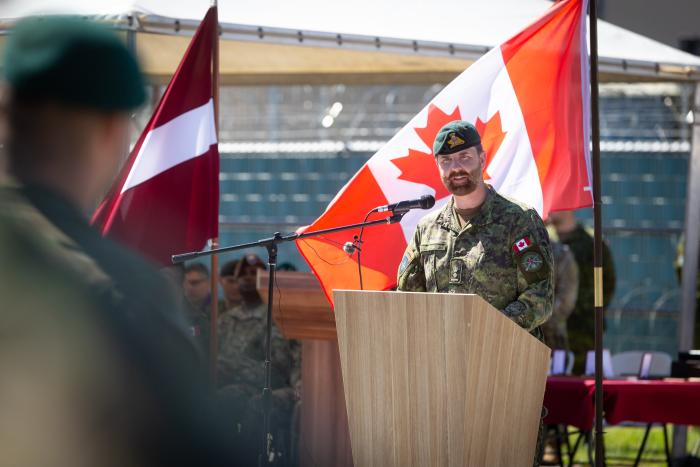 Līdzšinējais Kanādas vadītās daudznacionālās NATO kaujas grupas komandieris Latvijā Dans Ričels (Dan Richel) uzrunā karavīrus NATO paplašinātās kaujas grupas komandiera maiņas ceremonijā Ādažu bāzē 