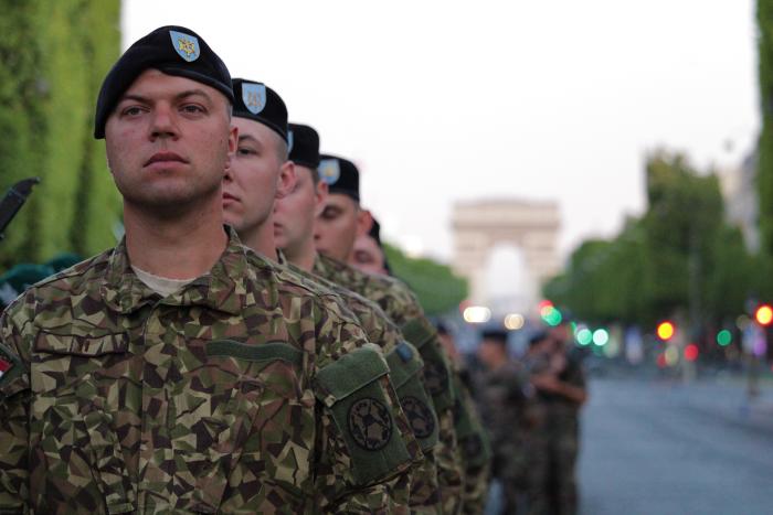 Foto: NBS Štāba bataljona karavīri gatavojas dalībai Bastīlijas ieņemšanas gadadienas militārajai parādei Francijas galvaspilsētā Parīzē/ NBS Štāba bataljons