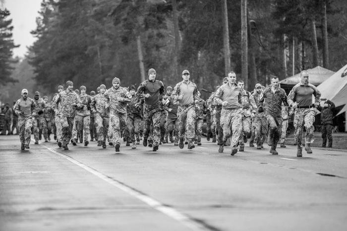 Izturības skrējiens “Dzelzs vīri 2021”, kurā piedalījās vairāk nekā 300 300 Sauszemes spēku Mehanizētās kājnieku brigādes un NATO paplašinātās klātbūtnes kaujas grupas karavīri