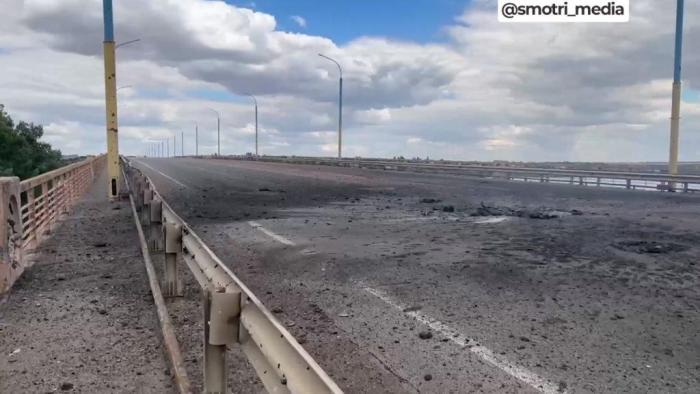 Foto: Ukrainas spēku trāpījumi Antonova tiltam krievu iebrucēju okupētajā Hersonā/ The Odessa Journal