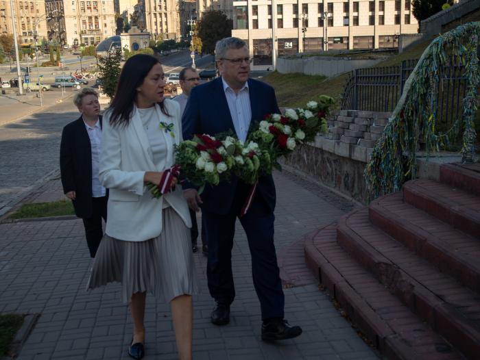 Ziedu nolikšana Maidana laukumā par godu Ukrainas neatkarības gadadienai