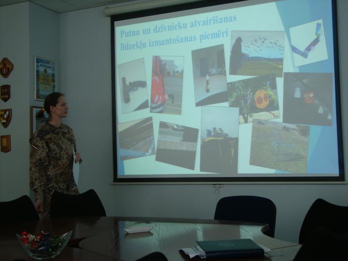 Seržante T. Joničonoka vada informatīvo lekciju Gaisa spēku personālam par putnu un dzīvnieku kontroli militārajā lidlaukā “Lielvārde”. Foto: Gaisa spēku arhīvs