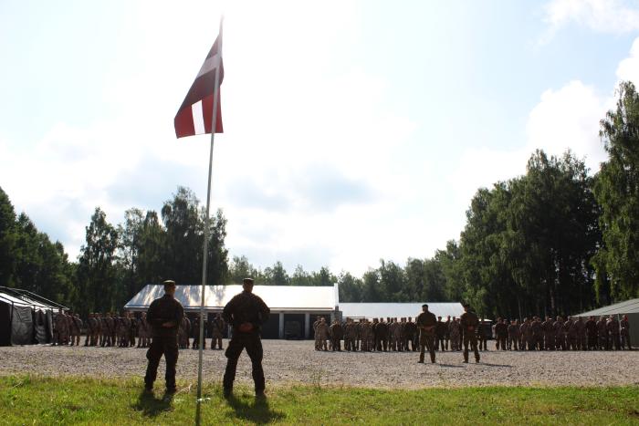 Zemessardzes 1. Rīgas brigādes zemessargi iepazīstas ar militārajām specialitātēm