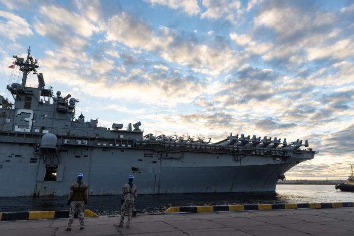 Foto: ASV uzbrukuma desantkuģis "USS Kearsarge" Rrīgas ostā/ Gatis Dieziņš/ Aizsardzības ministrija
