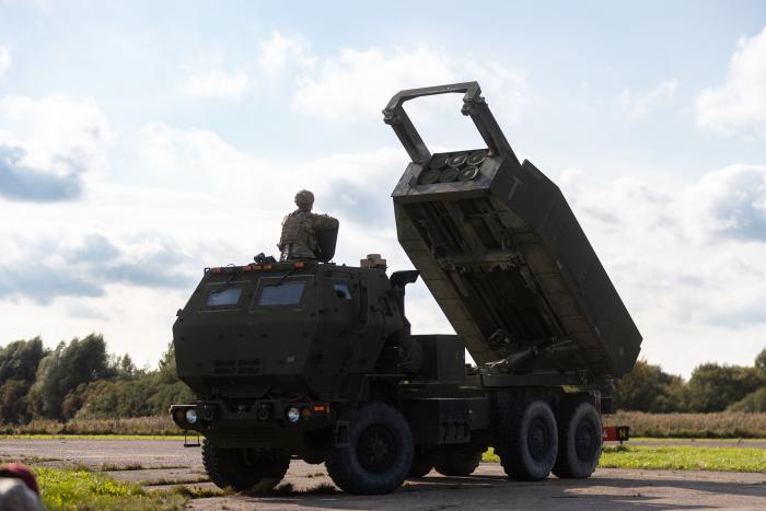 Latvijā ierodas augstas mobilitātes raķešu artilērijas sistēmas HIMARS