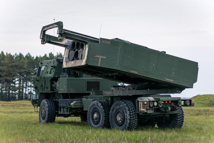 Latvijā ierodas augstas mobilitātes raķešu artilērijas sistēmas HIMARS