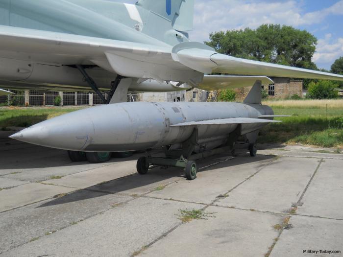Krievijas pretkuģu raķete Kh-22 pie stratēģiskā bumbvedēja Tu-22