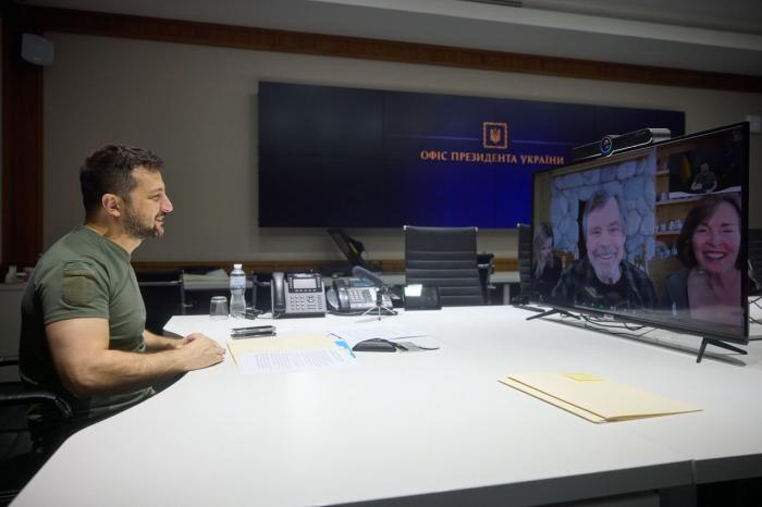 Ukrainas prezidents Volodmirs Zelenskis videozvanā sarunājas ar ASV aktieri fantastikas sāgas "Zvaigžņu kari" galvenā varoņa Lūka Saivalkera lomas atveidotāju Marku Hamilu