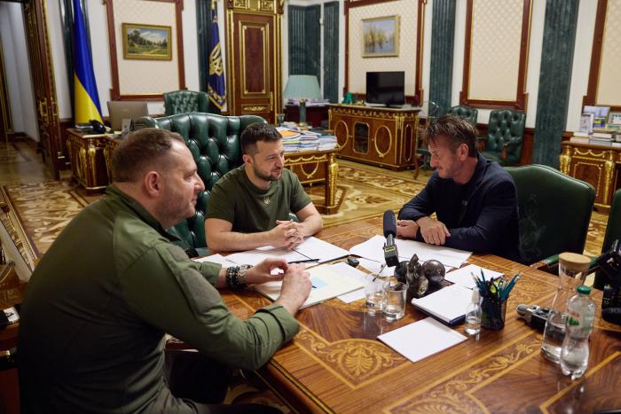 ASV aktieris un režisors Šons Pens tiekas ar Ukrainas prezidentu Volodimiru Zelenski un Ukrainas prezidenta biroja vadītāju Andriju Jermaku