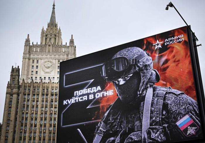 Krievijas agresiju Ukrainā slavinošs plakāts Maskavā netālu no Krievijas Ārlietu ministrijas ēkas