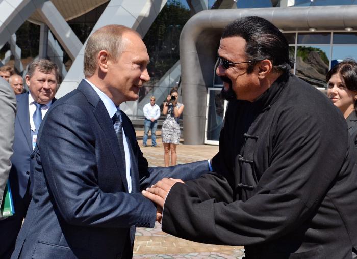 Krievijas diktators Vladimirs Putins sveicinās ar amerikāņu aktieri Stīvenu Sigālu