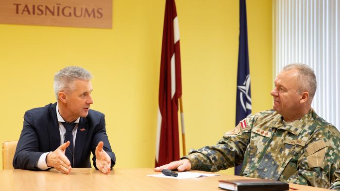 Aizsardzības ministrs A. Pabriks un un pulkvedis Tālis Majors