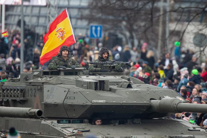 NATO paplašinātās kaujas grupas Spānijas armijas tanka "Leopardo" apkalpe piedalās 18.novembra parādē 2019. gadā