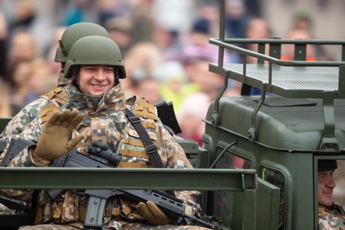 NBS karavīri piedalās 18. novembra militārajā parādē Rīgā 2019. gadā