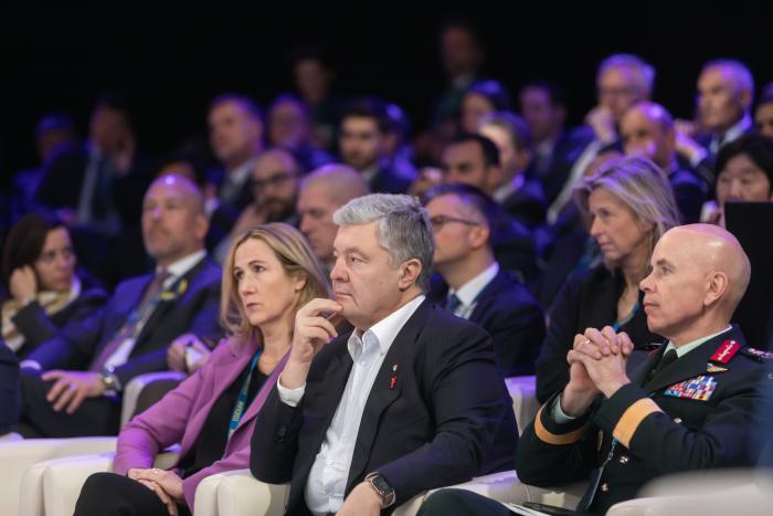 2022. gada 19. novembris, Halifaksa, Kanāda: Ukrainas piektais prezidents Petro Porošenko ir redzams Starptautiskā drošības foruma sēžu zālē Halifaksā.
