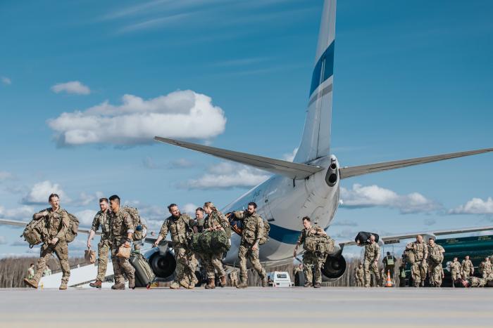 Dānijas karavīri ierodas Latvijā Gaisa spēku bāzē Lielvārdē