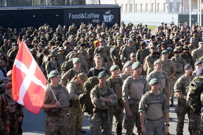 Foto: Latvijā izvietotie Dānijas kontingenta karavīri rīko “DANCON March” ar mērķi vākt ziedojumus labdarībai/ Gatis Dieziņš/ Aizsardzības ministrija