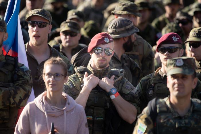 Latvijā izvietotie NATO paplašinātās kaujas grupas karavīri piedalās Dānijas kontingenta rīkotajā labdarības akcijā "DANCON March"