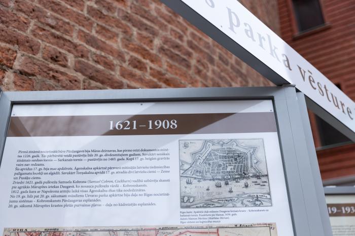Laukumā pie Latvijas Kara muzeja notiek izstādes “Uzvaras parka vēsture laika griežos 1621-2022” atklāšana