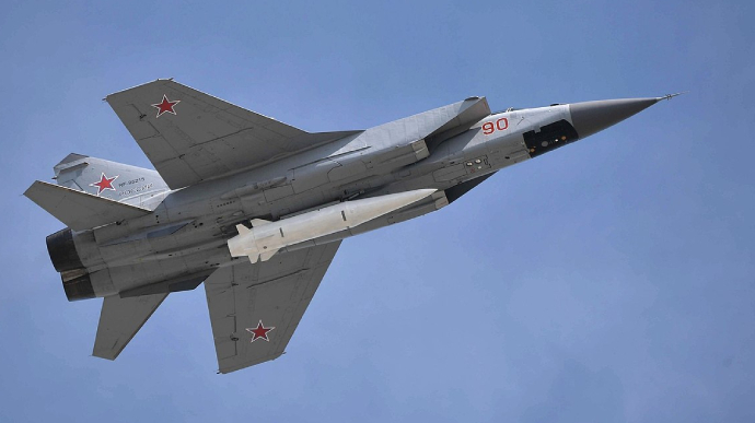 Krievu iznīcinātājs “MiG-31” ar “Kinzhal” raķeti