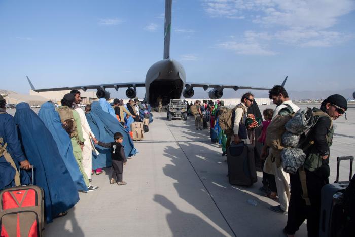 ASV spēki un afgāņi evakuējas Hamid Karzai starptautiskajā lidostā (HKIA), Afganistānā, 2021. gada 24. augustā. Foto: AFP/Scanpix