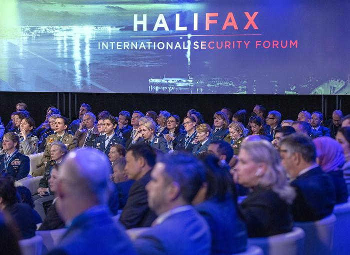 Dalībnieki no visas pasaules apmeklē Halifaksas Starptautiskā drošības foruma atklāšanas sesiju Halifaksā 2022. gada 18. novembrī.