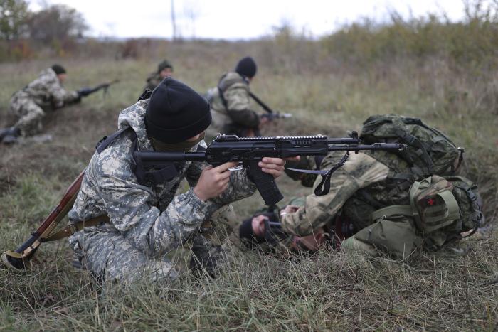 Iesauktie rezervisti tur savus ieročus militāro mācību laikā šaušanas poligonā Krasnodaras apgabalā Krievijas dienvidos, 2022. gada 21. oktobrī.