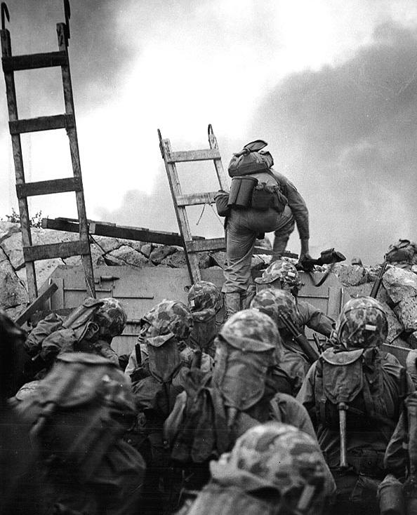 ASV jūras kājnieku korpusa pirmais leitnants Baldomero Lopess vada 5. jūras kājnieku 3. vadu pāri jūras sienai Sarkanbīčas ziemeļu pusē, 1950. gada 15. septembrī. Foto: Reuters/Scanpix 