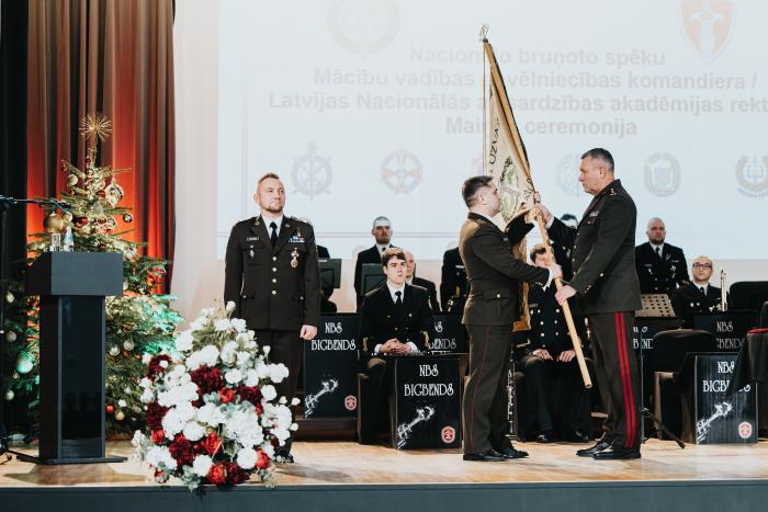 Mācību vadības pavēlniecības komandieris pulkvežleitnants Māris Utināns saņem Mācību vadības pavēlniecības karogu no Nacionālo bruņoto spēku komandiera ģenerālleitnanta Leonīda Kalniņa