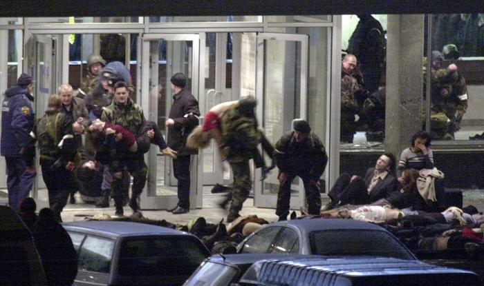 Krievijas īpašo spēku karavīri evakuē daļu no ķīlniekiem no čečenu sagūstītā Maskavas Dubrovkas teātra nama 2002. gada 26. oktobrī. Foto: AFP/Scanpix