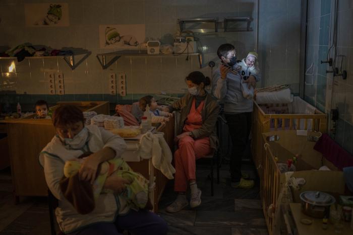 Slimnīcas darbinieki rūpējas par bāreņiem reģionālās slimnīcas dzemdību nodaļā Hersonā, lai novērstu to deportāciju. 2022. gada 22. novembrī. Foto: AFP/Scanpix
