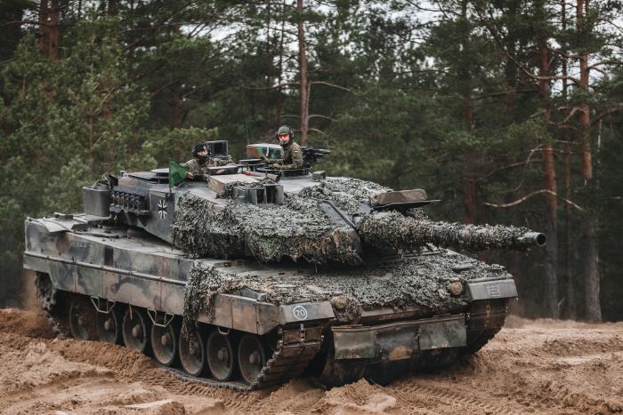 Vācu "Leopard 2" tanks Ādažu poligonā