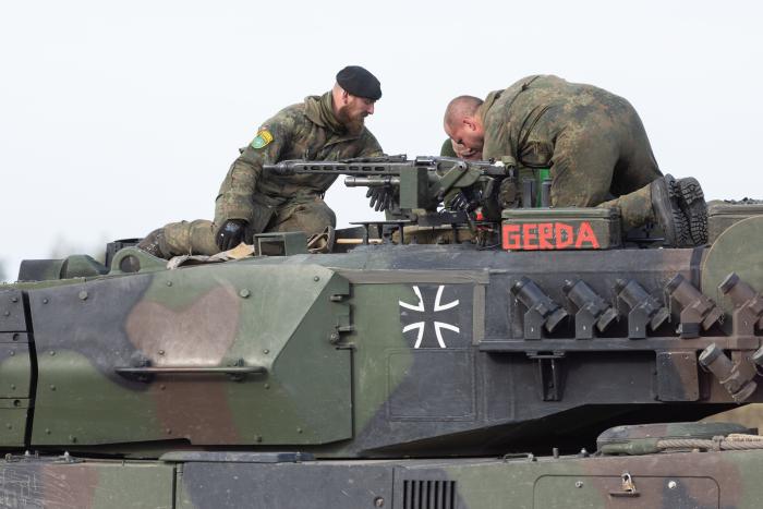 Vācu "Leopard 2" tanks Ādažu poligona.