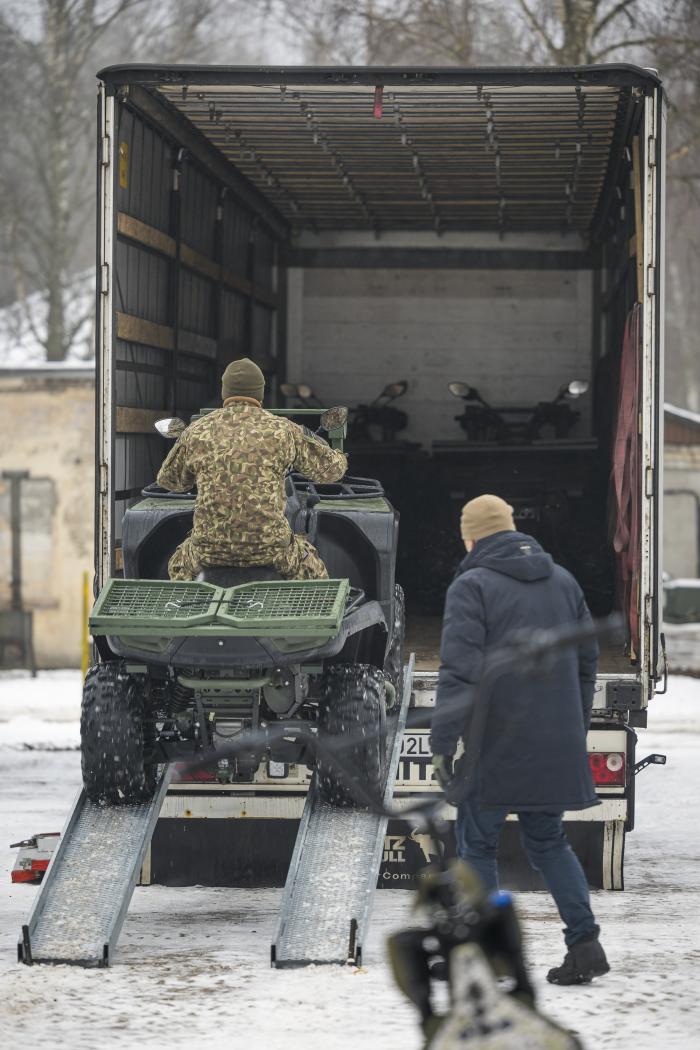 Latvijā ražotais kvadracikls tiek nosūtīts vienībām Ukrainā. Foto: srž. Ēriks Kukutis/Aizsardzības ministrija