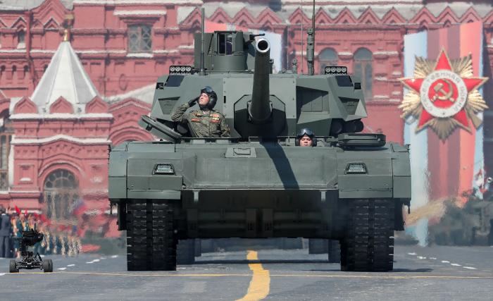 Jaunākās paaudzes Krievijas armijas tanks "T-14 Armata" parādē Sarkanajā laukumā