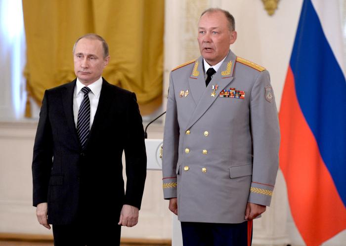 Vladimirs Putins piešķir Krievijas Federācijas varoņa titulu ģenerālim Aleksandram Dvorņikovam 2016.gada 17.martā. Foto: via REUTERS/Scanpix