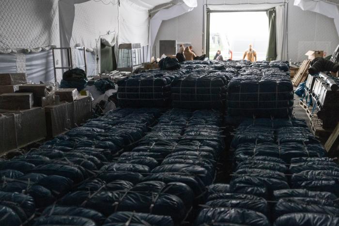 Saņemtās Zviedrijas humānās palīdzības pakas "Mežotnes" poligonā. Foto: Gatis Dieziņš/Aizsardzības ministrija