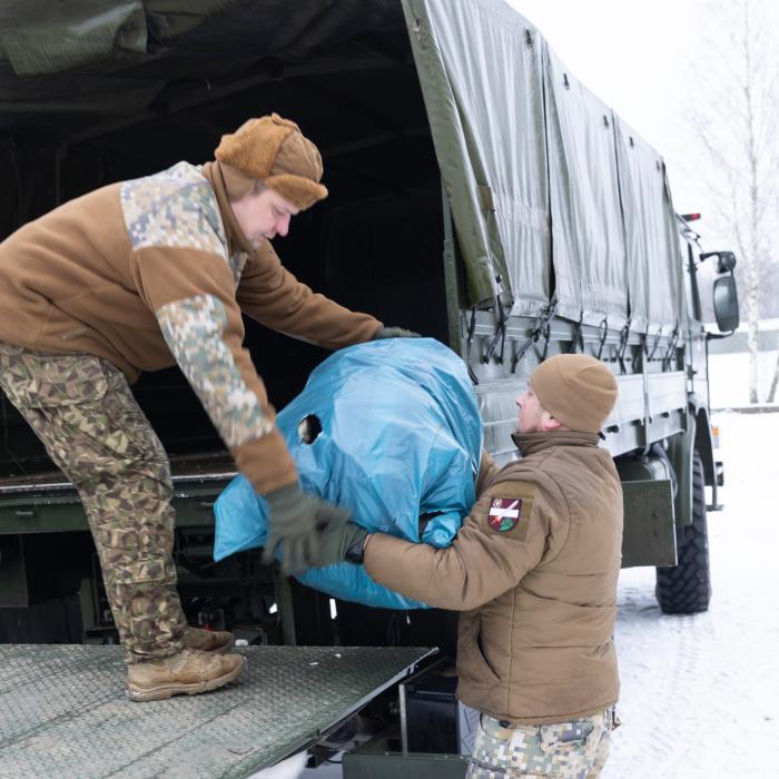 Saņemtās Zviedrijas humānās palīdzības pakas tiek iekrautas NBS kravas mašīnās. Foto: Gatis Dieziņš/Aizsardzības ministrija