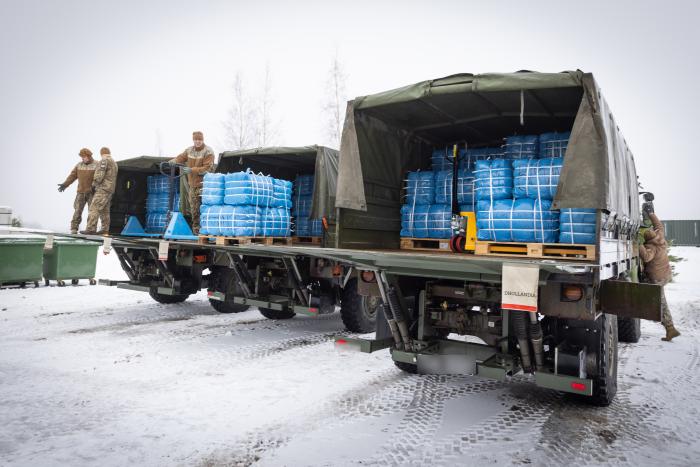 Saņemtās Zviedrijas humānās palīdzības pakas iekrautas NBS kravas mašīnās "Mežotnes" poligonā. Foto: Gatis Dieziņš/Aizsardzības ministrija