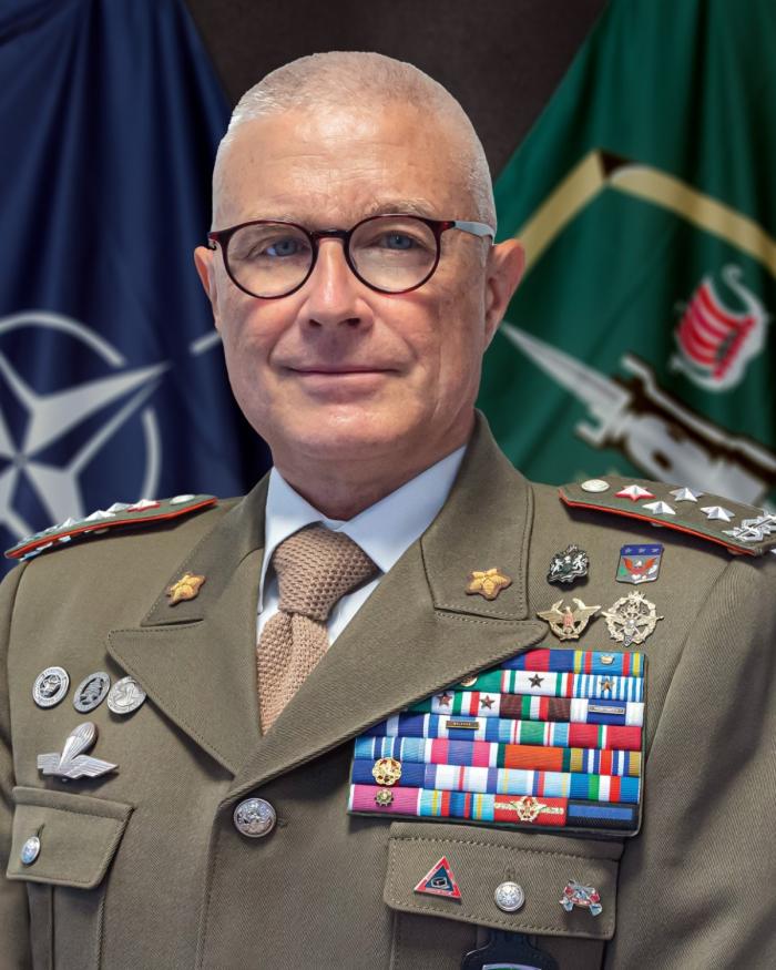 NATO Apvienoto spēku pavēlniecības Brunsumā komandieris, Itālijas bruņoto spēku ģenerālis Guljelmo Luidži Miljeta (Guglielmo Luigi Miglietta)
