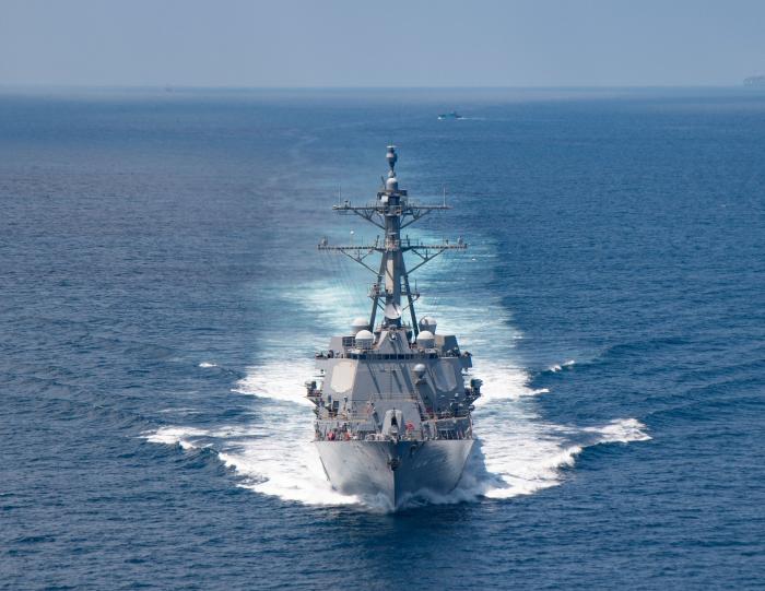 2021. gada 27. augustā "AI Arleigh-burke" klases vadāmo raķešu iznīcinātājs "USS Kidd"(DDG 100) ikdienas patruļas laikā šķērso Taivānas šaurumu. Foto: AFP/Scanpix