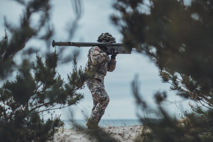 NBS karavīrs ar pretgaisa aizsardzības raķeti "Stinger" mācību "Baltic Zenith 2020. Tobruq Arrows 2020" laikā / Armīns Janiks / Aizsardzības ministrija