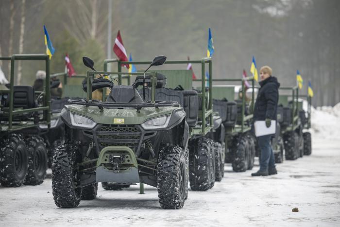 Ukrainas armijai ziedotie 9 Latvijā ražotie kvadracikli