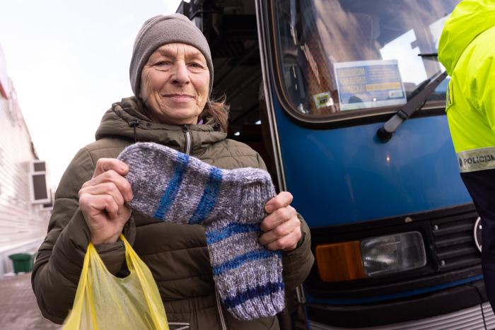 Ziedotāja Taiga akcijā“Sasildīsim karavīrus Doneckā” Ukrainas aizstāvjiem sagādājusi pašadītas zeķes/ Gatis Dieziņš/Aizsardzības ministrija