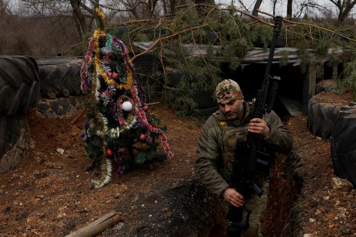  Ukraiņu karavīrs pie frontes līnijas Ziemassvētkos.