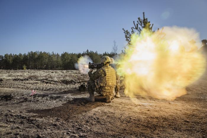 NBS karavīri šauj ar granātmetēju "Carl Gustaf" M-4 / štāba virsseržants Gatis Indrēvics / Aizsardzības ministrija