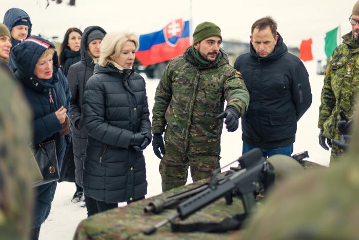Aizsardzības ministre Ināra Mūrniece tiekas ar NATO paplašinātās klātbūtnes kaujas grupas karavīriem Ādažu bāzē / srž. Ēriks Kukutis / Aizsardzības ministrija