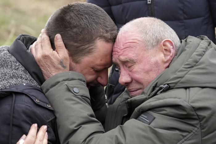 Krievu okupantu pastrādāto kara noziegumu upuri Bučā apraud nomocītos un nogalinātos radiniekus / AP / Scanpix